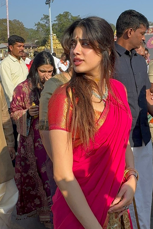 Actress Janhvi Kapoor Visits Tirumala Temple Photos5