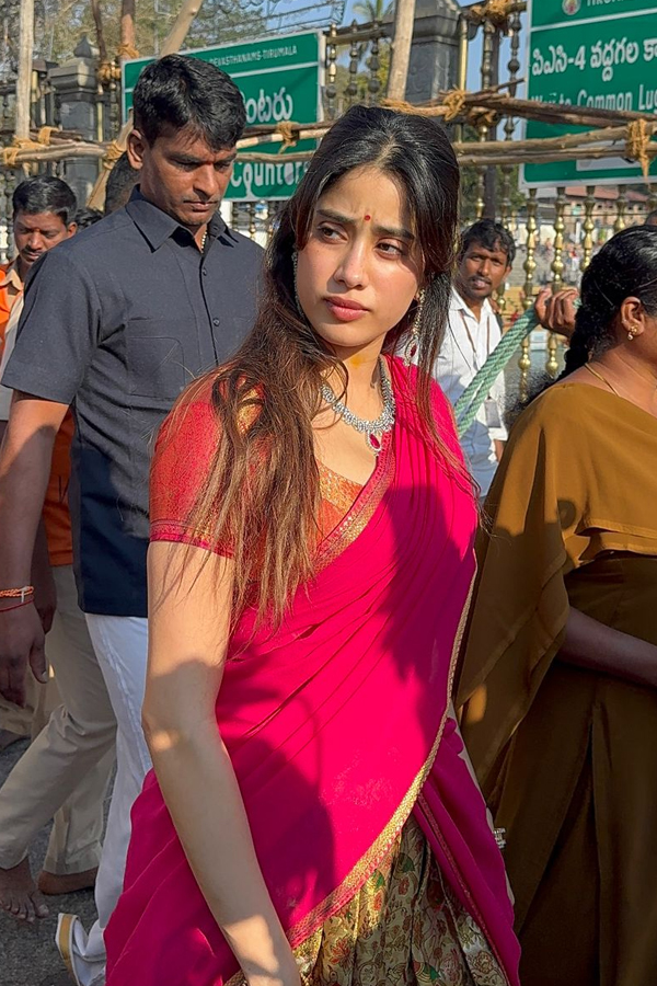 Actress Janhvi Kapoor Visits Tirumala Temple Photos6