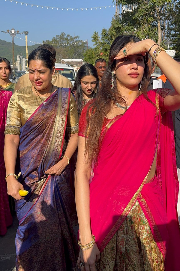 Actress Janhvi Kapoor Visits Tirumala Temple Photos8