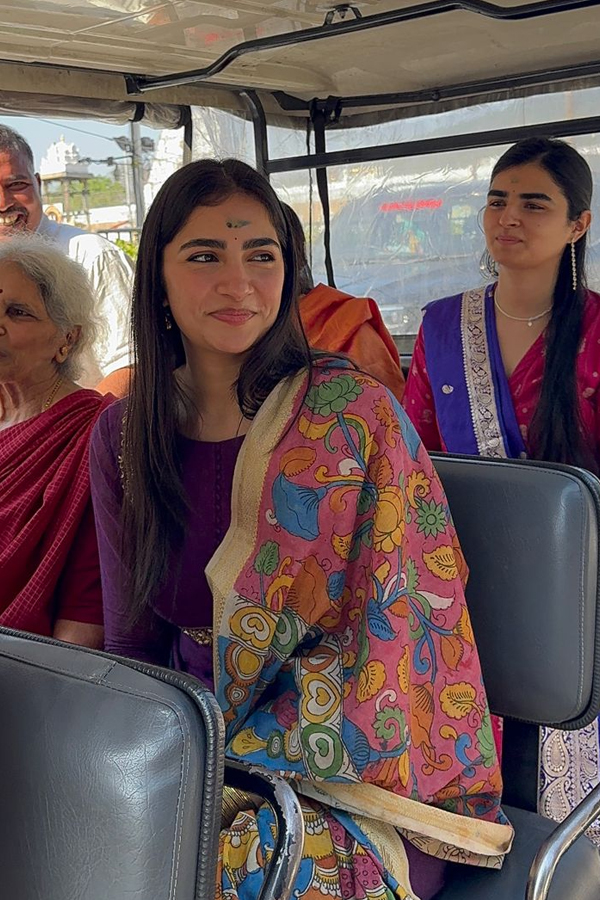 Actress Janhvi Kapoor Visits Tirumala Temple Photos9