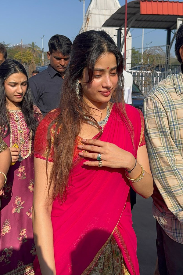 Actress Janhvi Kapoor Visits Tirumala Temple Photos10