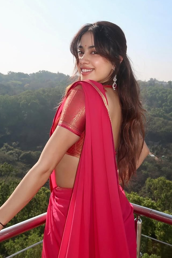 Actress Janhvi Kapoor celebrates birthday By walking 3,500 steps At Tirumala PHotos2