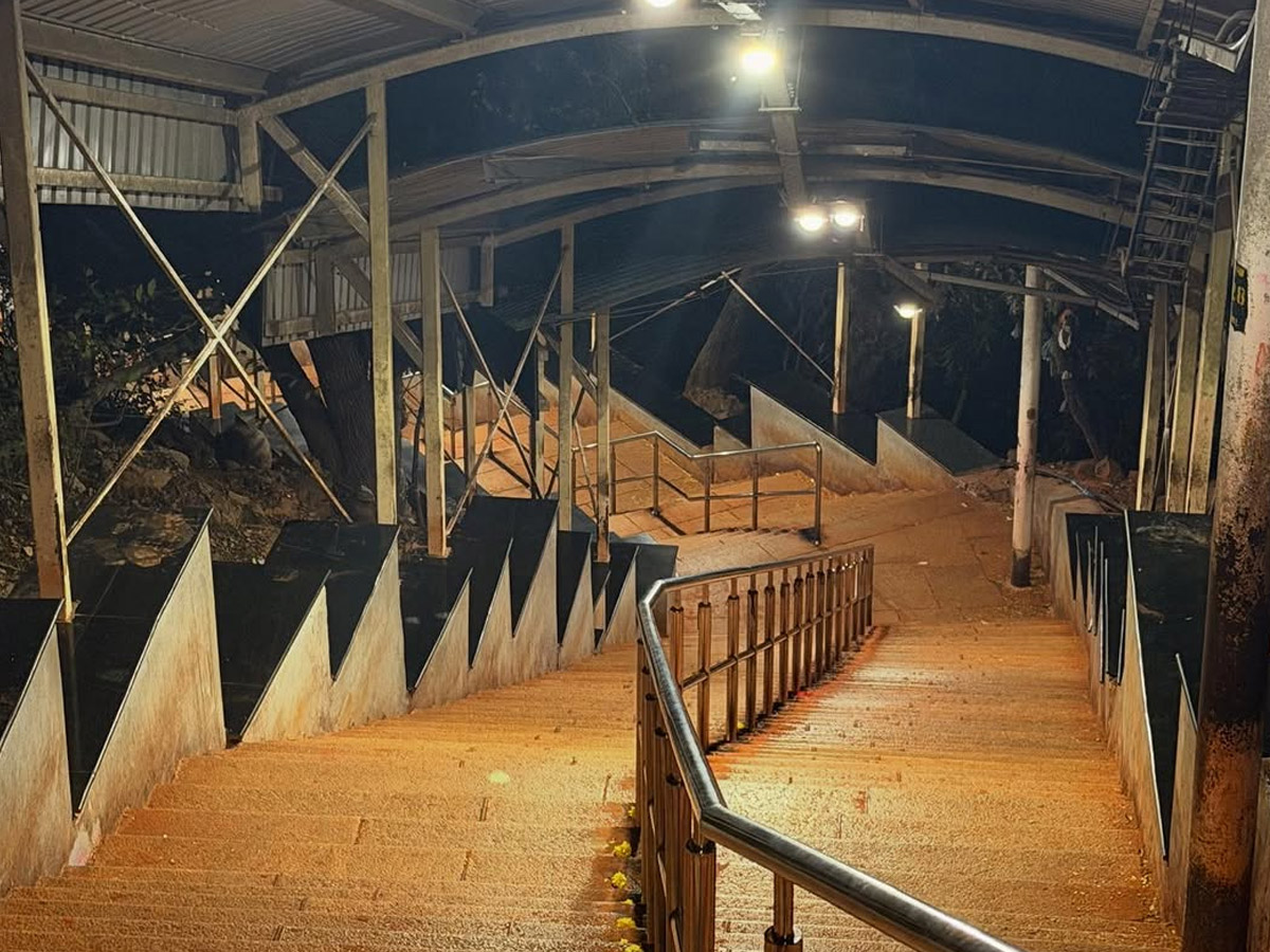 Actress Janhvi Kapoor celebrates birthday By walking 3,500 steps At Tirumala PHotos12