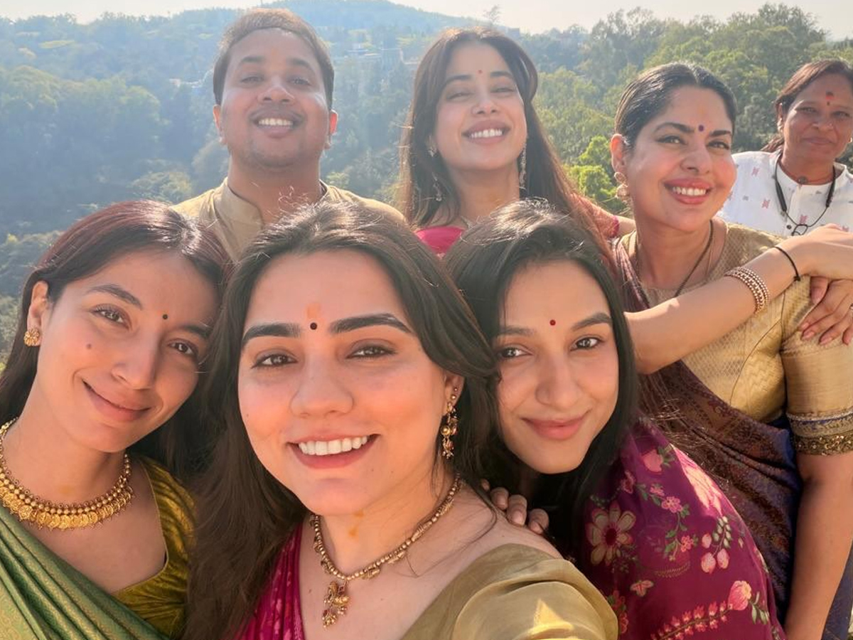 Actress Janhvi Kapoor celebrates birthday By walking 3,500 steps At Tirumala PHotos4