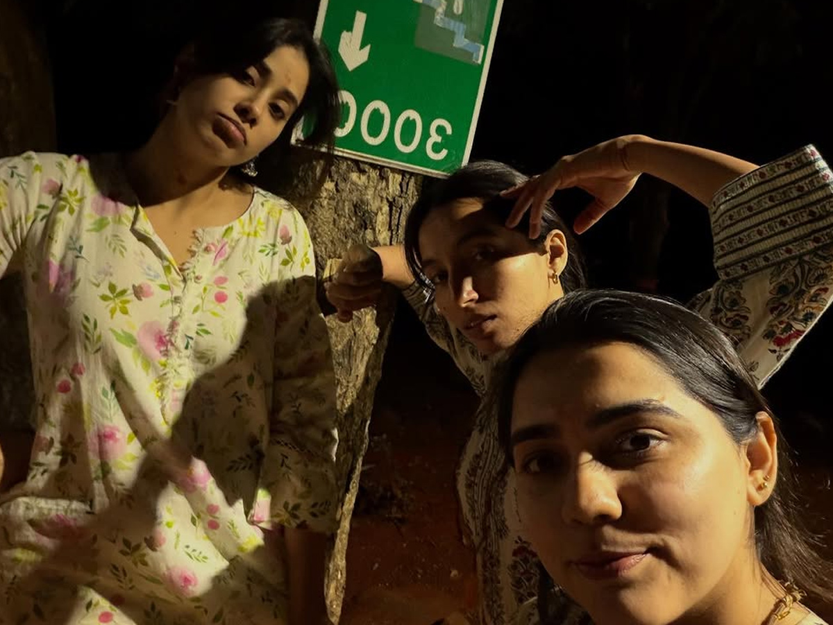 Actress Janhvi Kapoor celebrates birthday By walking 3,500 steps At Tirumala PHotos9