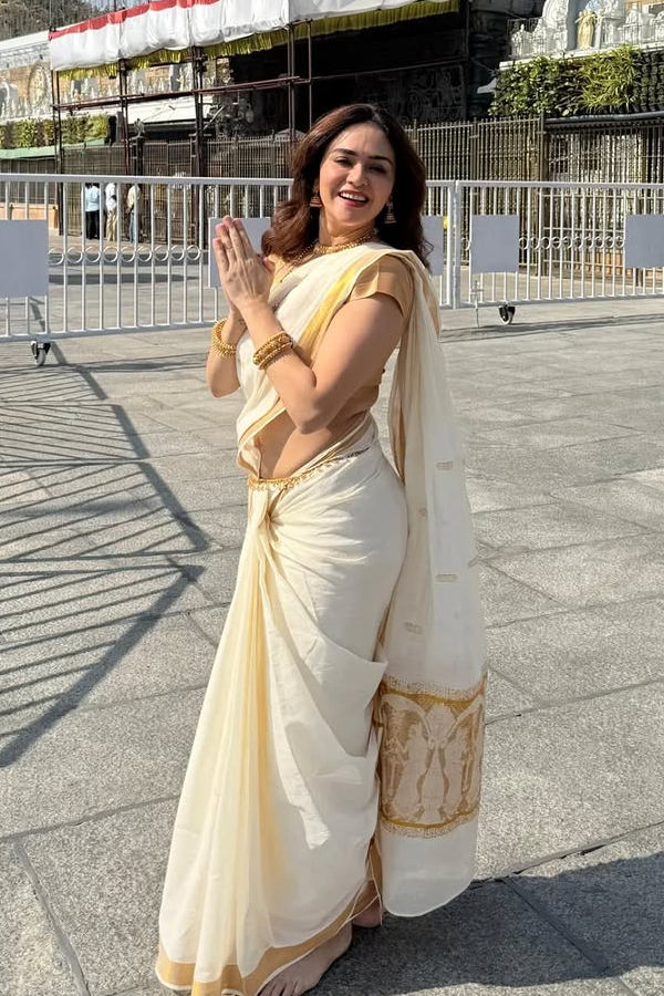 Actress Janhvi Kapoor Visits Tirumala Temple Photos18