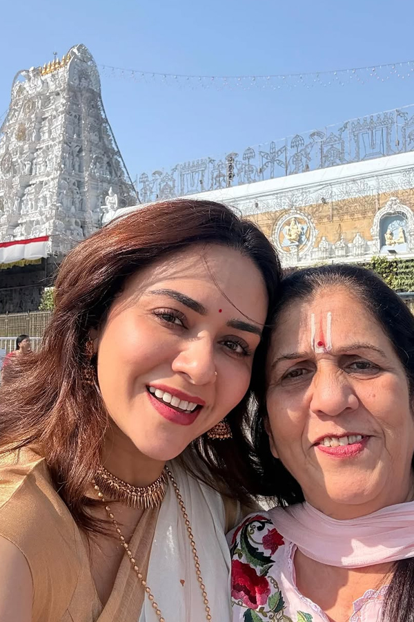 Actress Janhvi Kapoor Visits Tirumala Temple Photos19