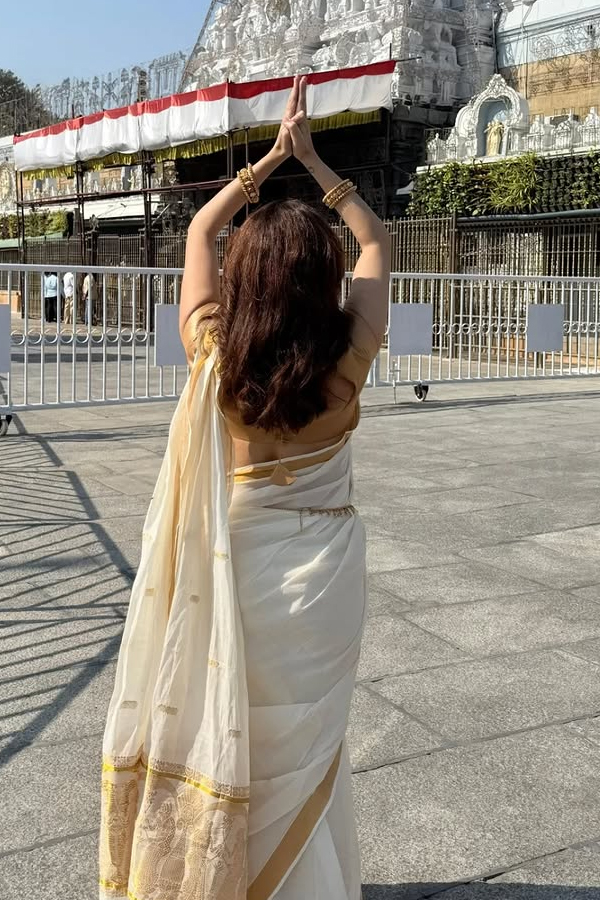 Actress Janhvi Kapoor Visits Tirumala Temple Photos20