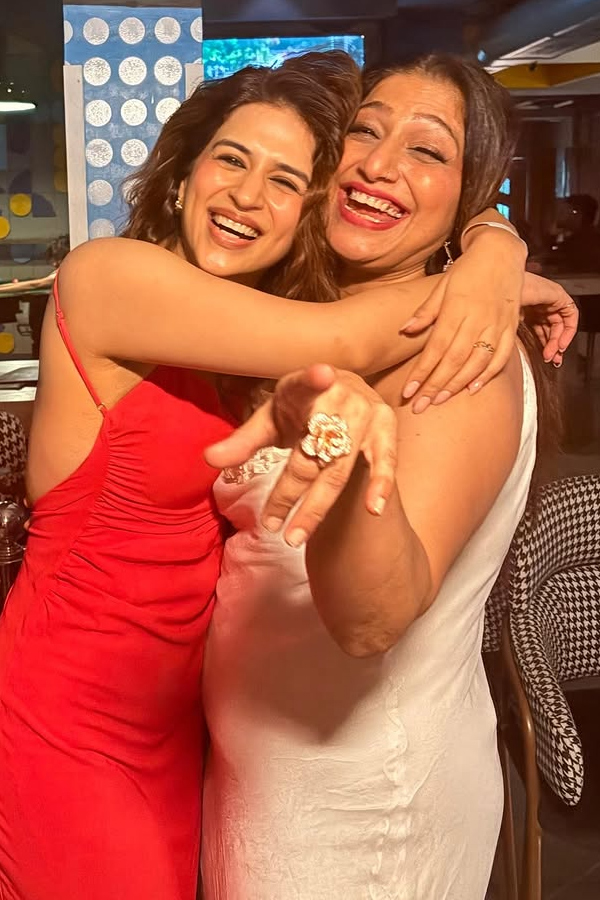 Actress Shraddha Das Grand Birthday Celebrations Photos12