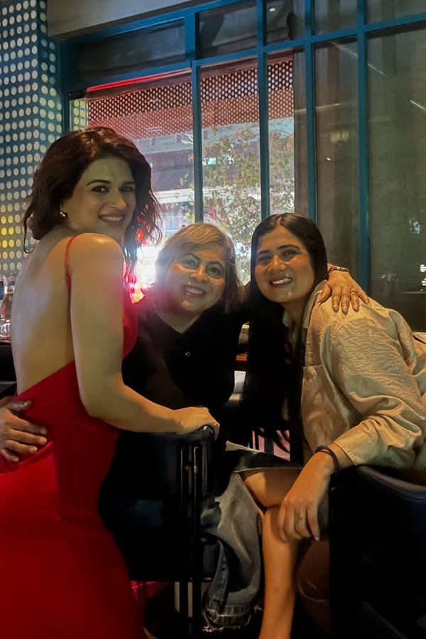 Actress Shraddha Das Grand Birthday Celebrations Photos14