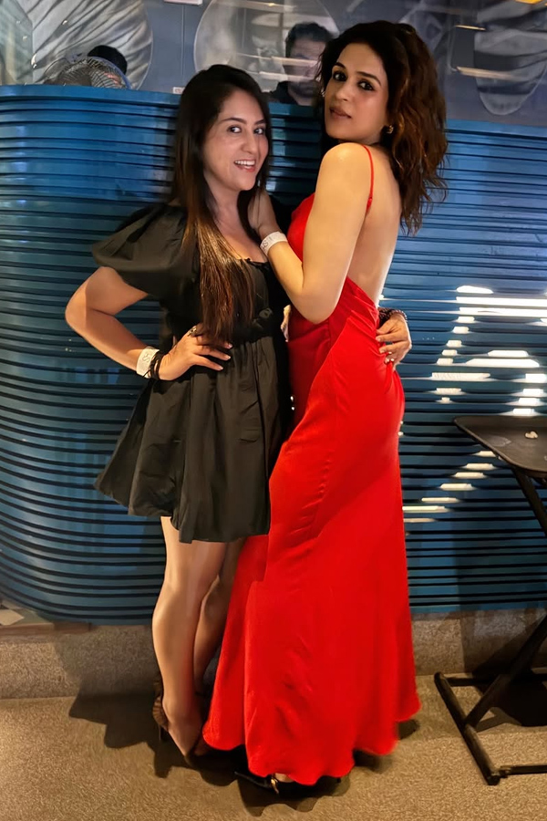 Actress Shraddha Das Grand Birthday Celebrations Photos15