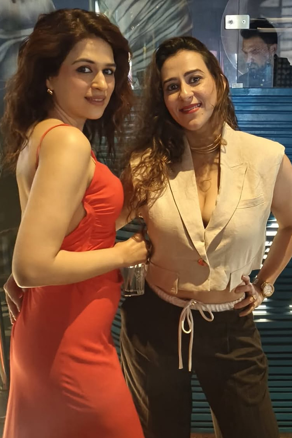 Actress Shraddha Das Grand Birthday Celebrations Photos8