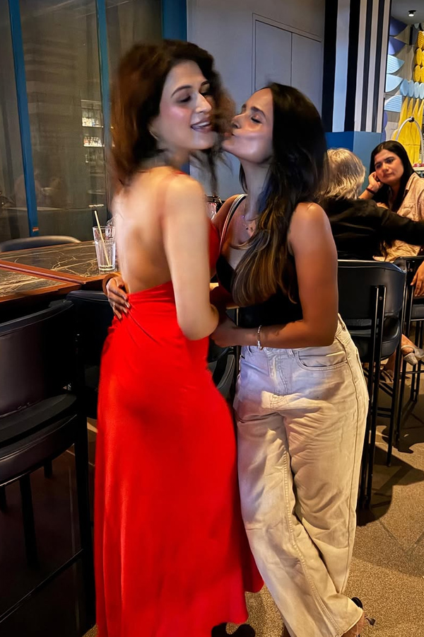 Actress Shraddha Das Grand Birthday Celebrations Photos9