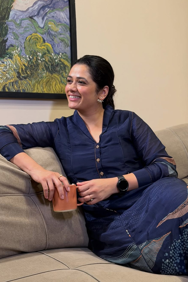 Trending Beauty Actress Girija Oak Beautiful Clicks Photos2