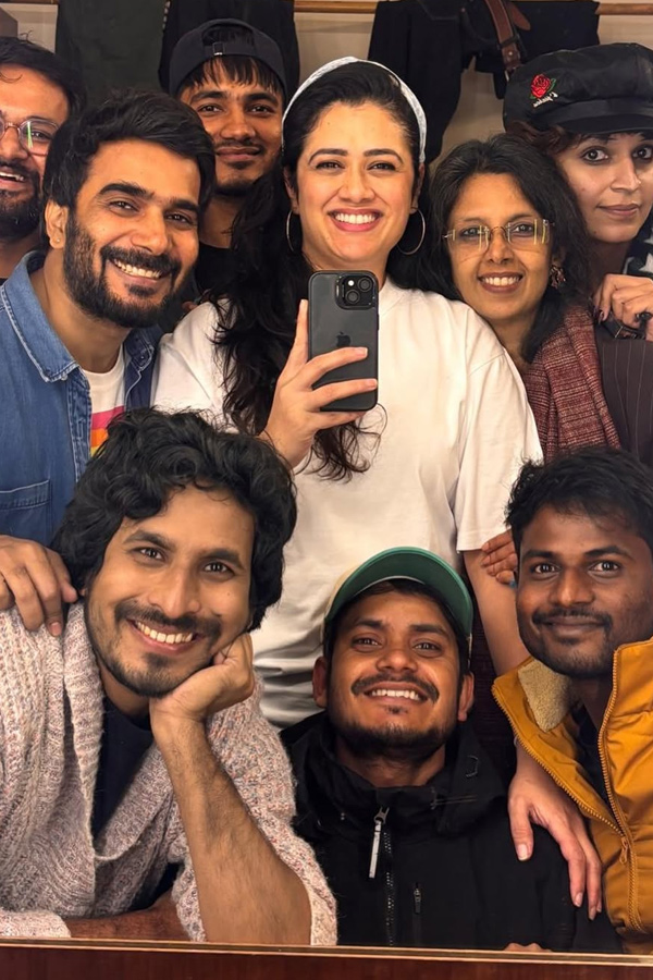 Trending Beauty Actress Girija Oak Beautiful Clicks Photos11