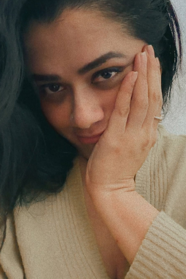 Trending Beauty Actress Girija Oak Beautiful Clicks Photos13