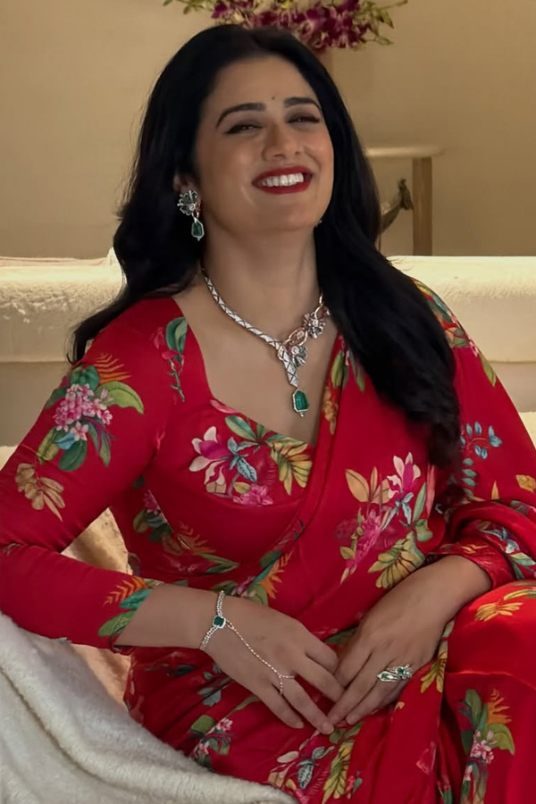 Trending Beauty Actress Girija Oak Beautiful Clicks Photos14