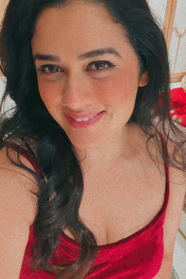 Trending Beauty Actress Girija Oak Beautiful Clicks Photos15