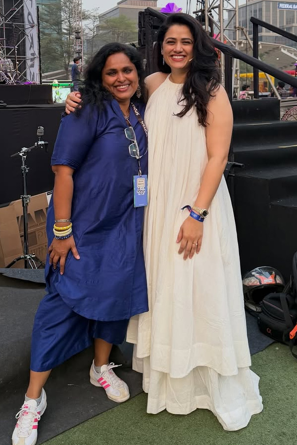 Trending Beauty Actress Girija Oak Beautiful Clicks Photos16