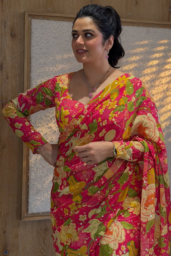 Trending Beauty Actress Girija Oak Beautiful Clicks Photos17