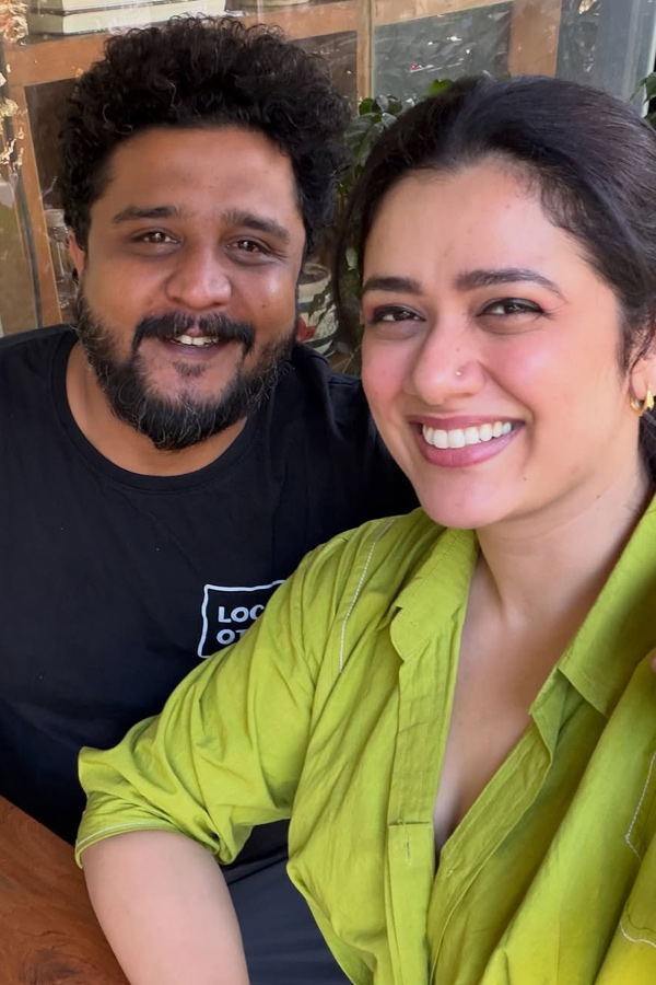 Trending Beauty Actress Girija Oak Beautiful Clicks Photos18