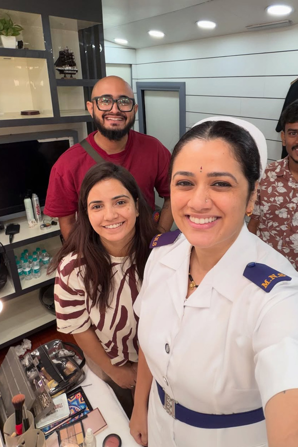 Trending Beauty Actress Girija Oak Beautiful Clicks Photos3