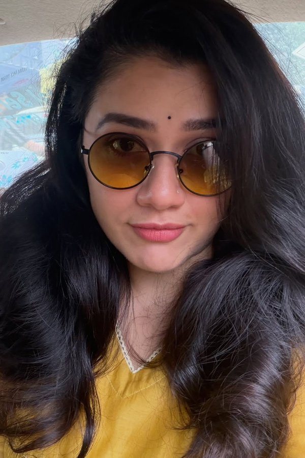 Trending Beauty Actress Girija Oak Beautiful Clicks Photos9