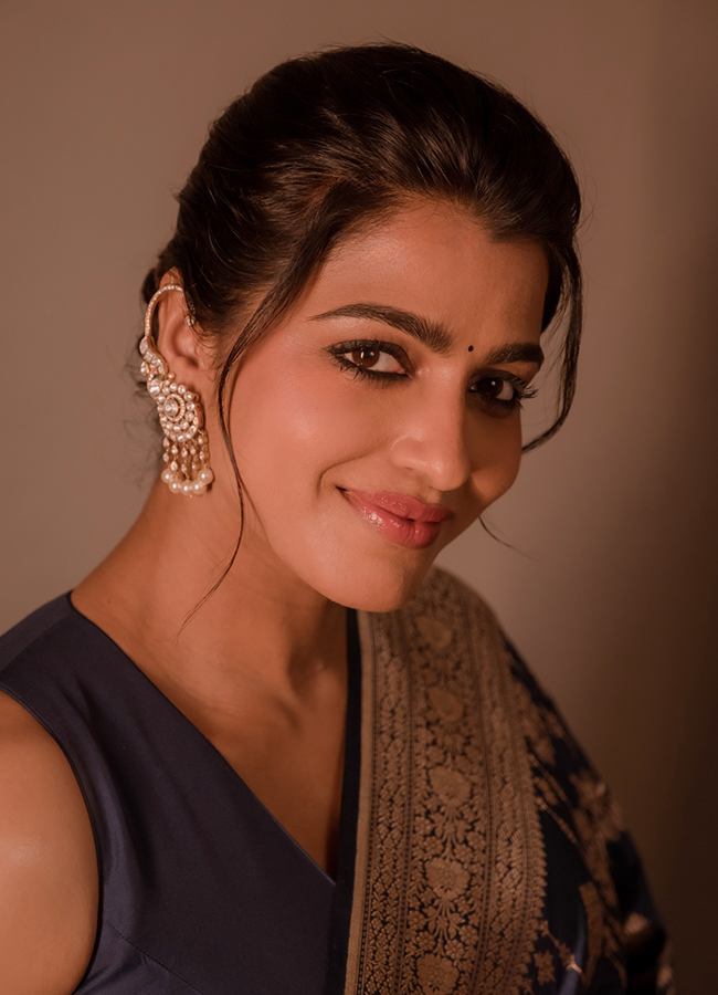 Actress Sai Dhanshika HD Photos2