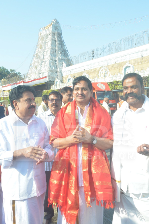 Allu Arjun Wife Sneha Reddy, Allu Arha and Allu Ayaan Visits Tirumala Photos6