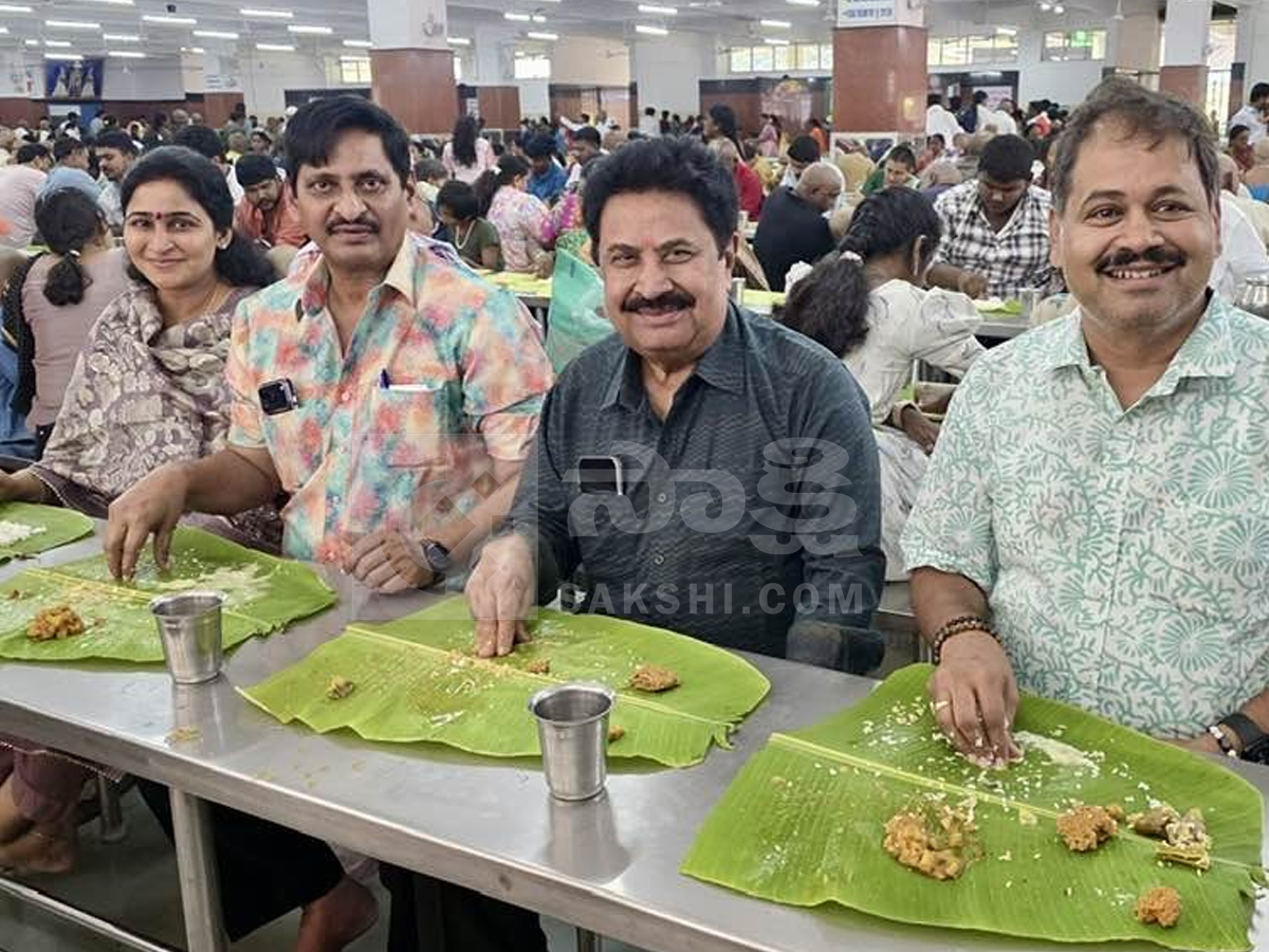 Allu Arjun Wife Sneha Reddy, Allu Arha and Allu Ayaan Visits Tirumala Photos10