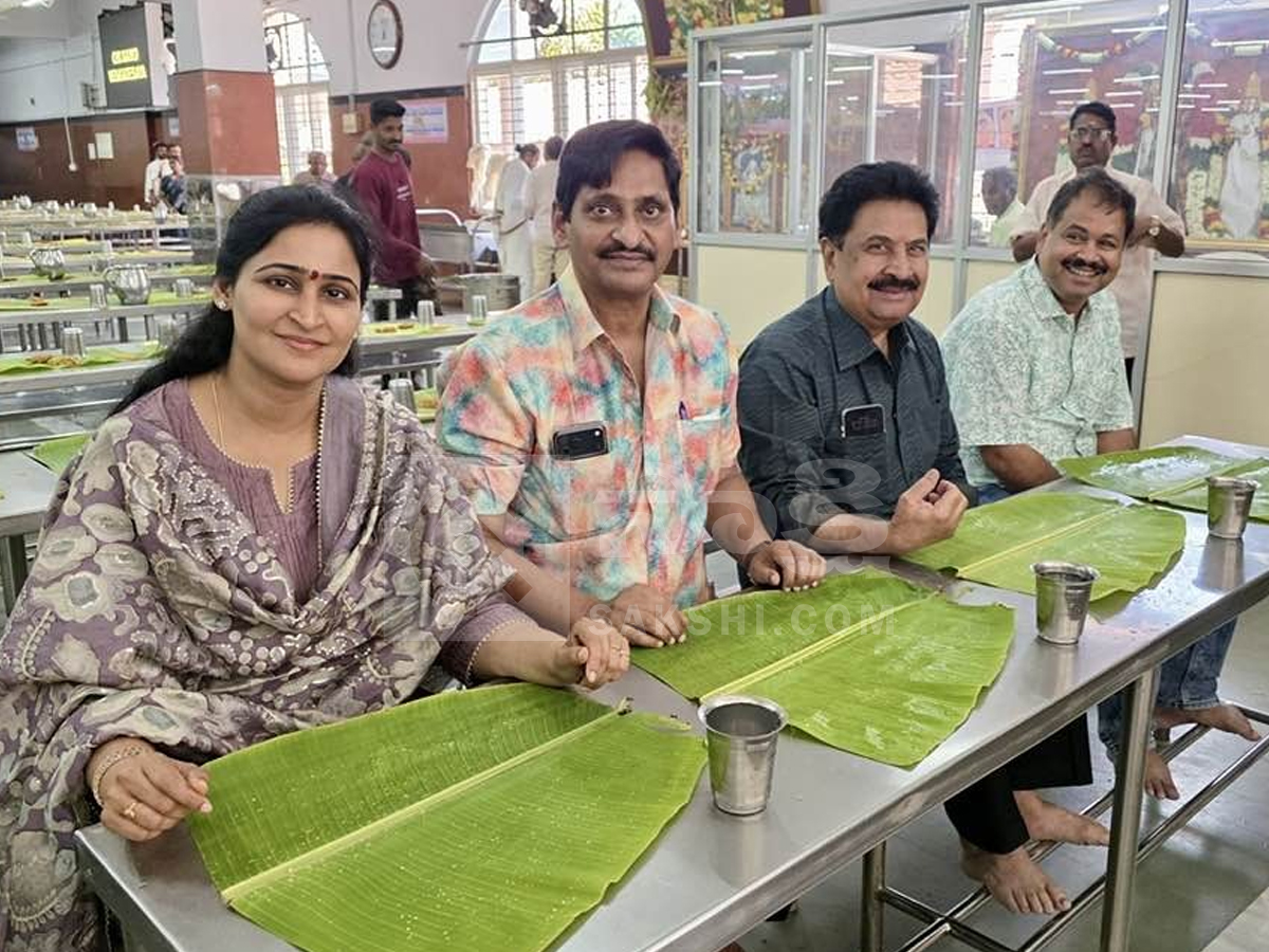 Allu Arjun Wife Sneha Reddy, Allu Arha and Allu Ayaan Visits Tirumala Photos11