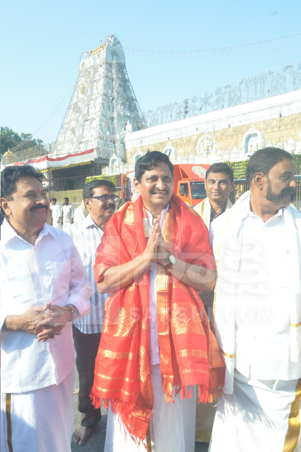 Allu Arjun Wife Sneha Reddy, Allu Arha and Allu Ayaan Visits Tirumala Photos7