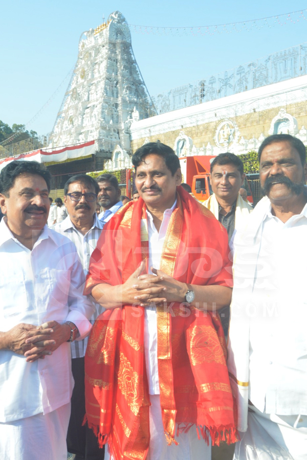 Allu Arjun Wife Sneha Reddy, Allu Arha and Allu Ayaan Visits Tirumala Photos8