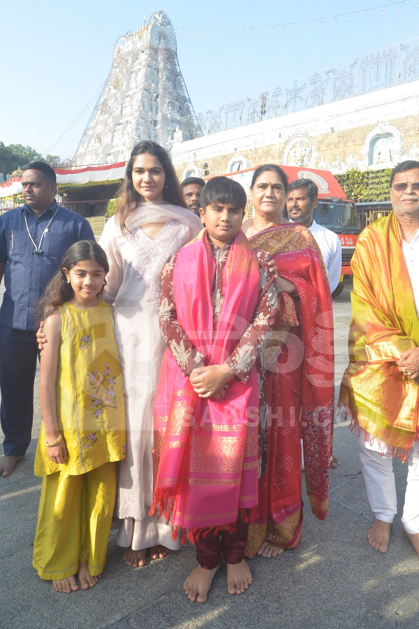 Allu Arjun Wife Sneha Reddy, Allu Arha and Allu Ayaan Visits Tirumala Photos2