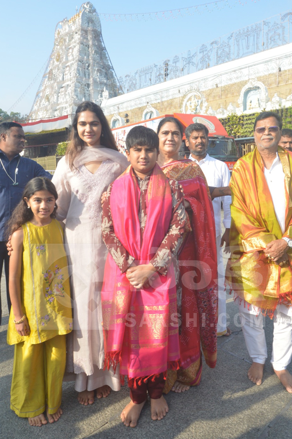 Allu Arjun Wife Sneha Reddy, Allu Arha and Allu Ayaan Visits Tirumala Photos3