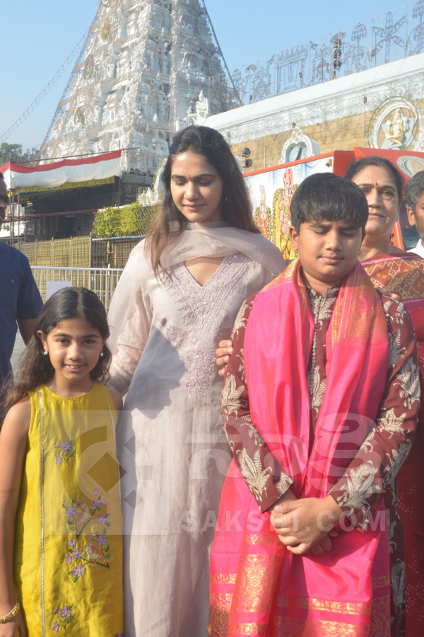 Allu Arjun Wife Sneha Reddy, Allu Arha and Allu Ayaan Visits Tirumala Photos4