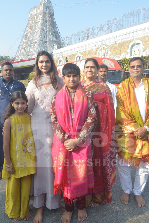 Allu Arjun Wife Sneha Reddy, Allu Arha and Allu Ayaan Visits Tirumala Photos5