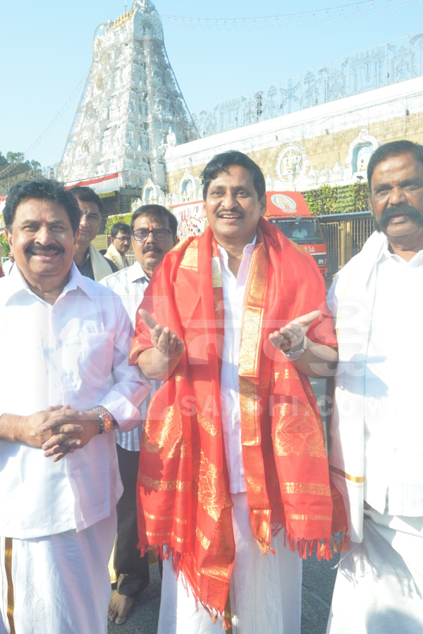 Allu Arjun Wife Sneha Reddy, Allu Arha and Allu Ayaan Visits Tirumala Photos9