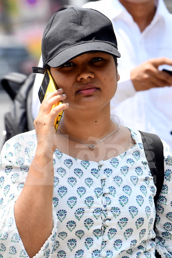 Public Struggling With Sun Heat Photos11