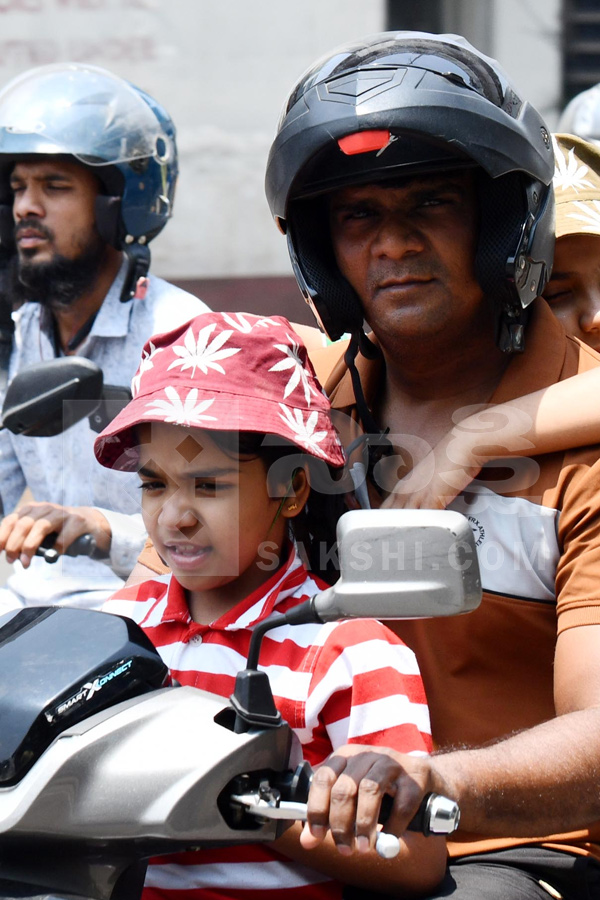 Public Struggling With Sun Heat Photos13