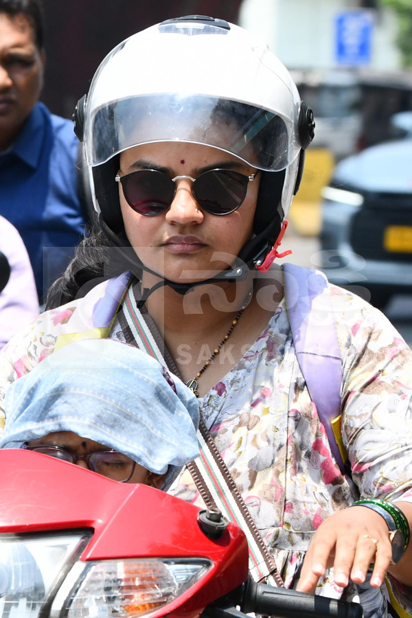 Public Struggling With Sun Heat Photos14