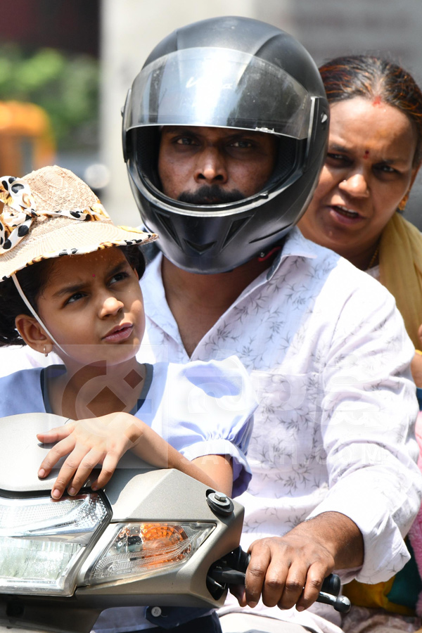 Public Struggling With Sun Heat Photos15