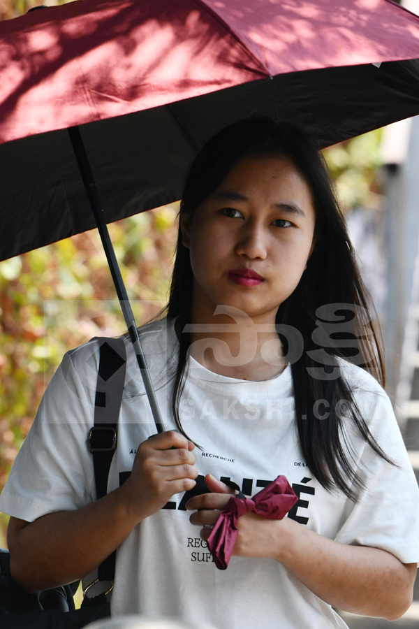 Public Struggling With Sun Heat Photos16