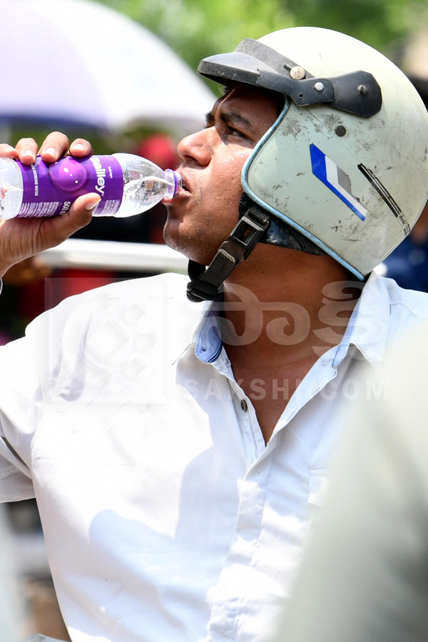 Public Struggling With Sun Heat Photos19