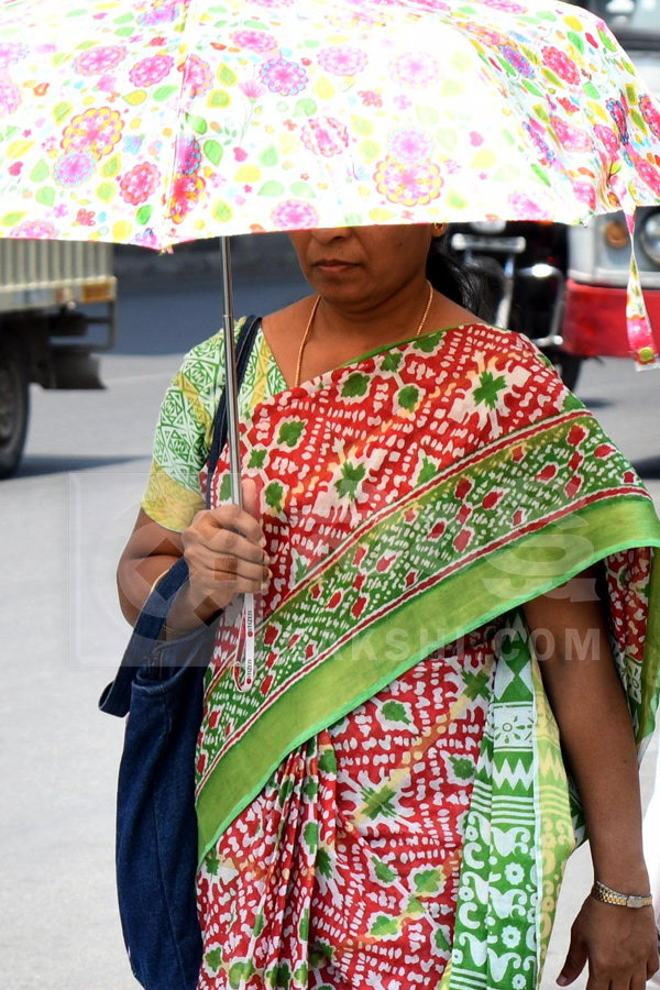 Public Struggling With Sun Heat Photos20