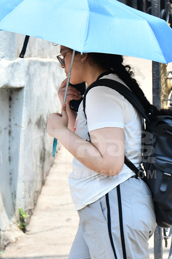 Public Struggling With Sun Heat Photos21