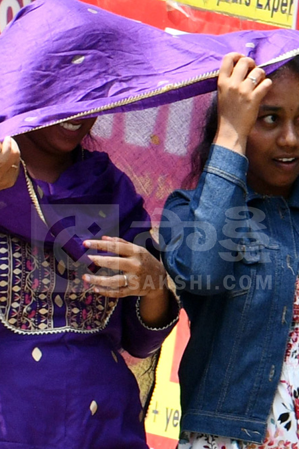 Public Struggling With Sun Heat Photos22