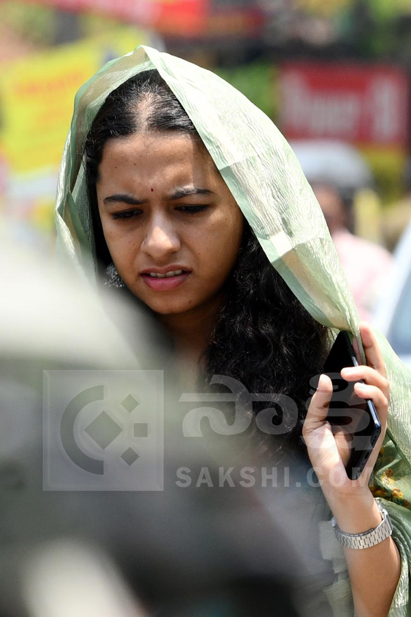 Public Struggling With Sun Heat Photos4