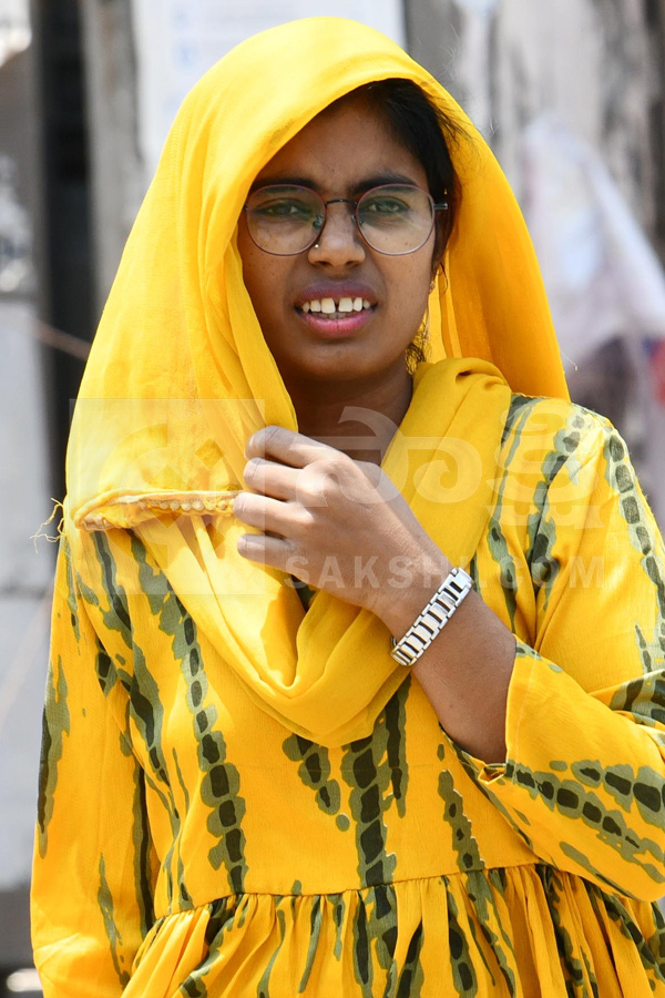 Public Struggling With Sun Heat Photos7