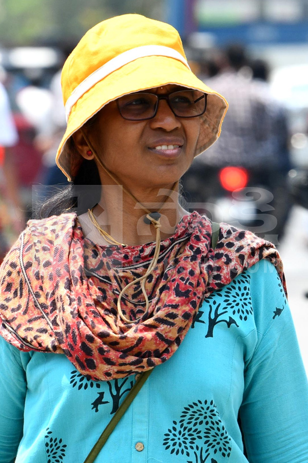 Public Struggling With Sun Heat Photos9